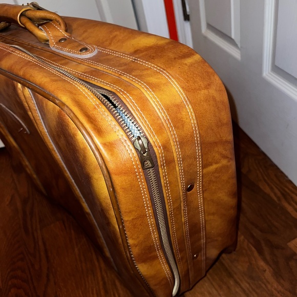 Vintage 60s-70s Brown Leather Carry All Suitcase (can bundle with smaller one) - Picture 7 of 14